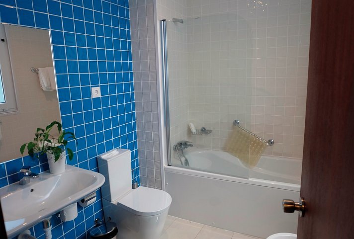 Alcides - Beispiel Bad Doppelzimmer Standart (Zimmercodierung DG1)