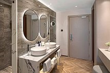 Olympic Lagoon Resort Paphos - Beispiel Bad Doppelzimmer Superior (Zimmercodierungen DSN & DSM)