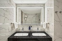 Olympic Lagoon Resort Paphos - Beispiel Bad Juniorsuite Familie (Zimmercodierungen JI1 & JI2)