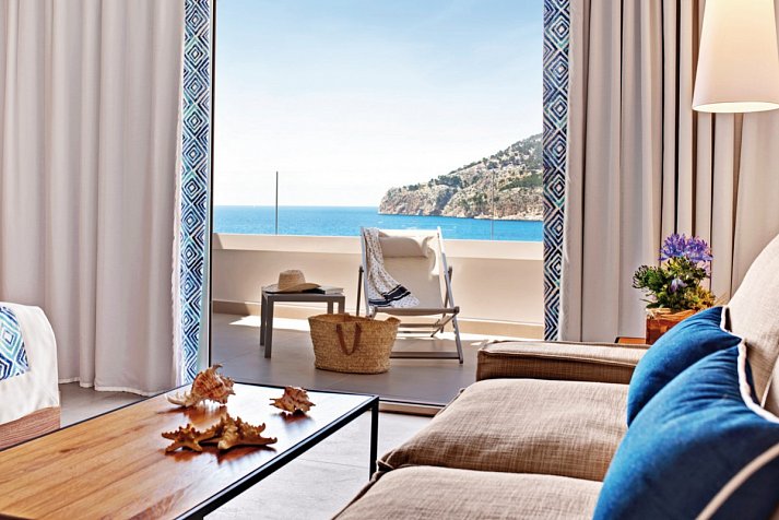 Bahía Suites Camp de Mar - Wohnbeispiel Juniorsuite Llaüt frontaler Meerblick (Zimmercodierung JBM)
