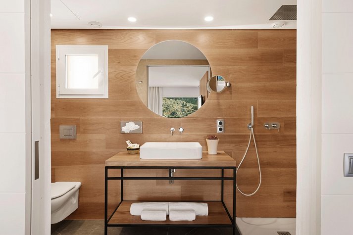 Bahía Suites Camp de Mar - Beispiel Bad Juniorsuite Llaüt frontaler Meerblick (Zimmercodierung JBM)