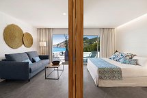 Bahía Suites Camp de Mar - Wohnbeispiel Pool Suite Mediterrània frontaler Meerblick (Zimmercodierung WBM)