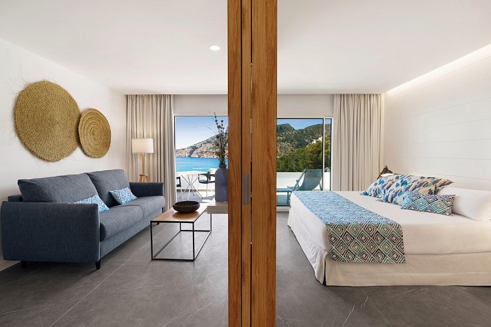 Bahía Suites Camp de Mar - Wohnbeispiel Pool Suite Mediterrània frontaler Meerblick (Zimmercodierung WBM)