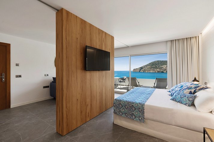 Bahía Suites Camp de Mar - Wohnbeispiel Pool Suite Mediterrània frontaler Meerblick (Zimmercodierung WBM)