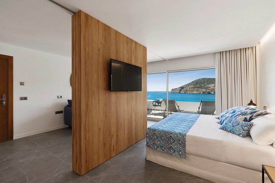 Bahía Suites Camp de Mar - Wohnbeispiel Pool Suite Mediterrània frontaler Meerblick (Zimmercodierung WBM)