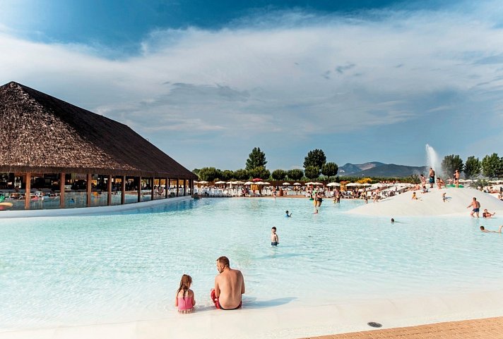 Hu Park Albatros Village (by Happy Camp)