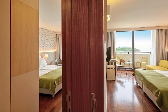 Island Hotel Istra - Wohnbeispiel Familienzimmer mit Verbindungstür Meerseite (Zimmercodierung FBC)