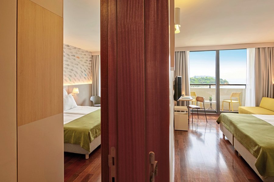 Island Hotel Istra - Wohnbeispiel Familienzimmer mit Verbindungstür Meerseite (Zimmercodierung FBC)