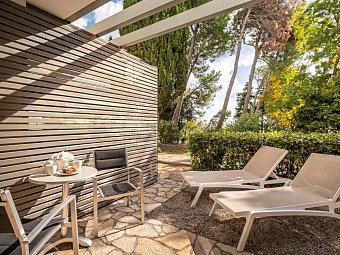 Valamar Sanfior Hotel & Casa - Beispiel Terrasse Zimmer für 2 Meerseite (Zimmercodierung DBC)