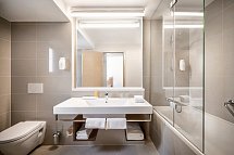 Valamar Sanfior Hotel & Casa - Beispiel Bad Zimmer für 2 Meerseite (Zimmercodierung DBC)