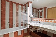 H10 Salauris Palace - Badbeispiel Doppelzimmer (Zimmercodierungen DB1, D1P, DS1 & FB1)