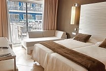 Hotel Augustus - Wohnbeispiel Doppelzimmer Standard Poolblick (Zimmercodierung DGP)