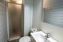 Camping La Llosa - Badbeispiel Bungalow Ponent (Zimmercodierung BB1)