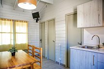 Camping La Llosa - Wohnbeispiel Bungalow Ponent (Zimmercodierung BB1)
