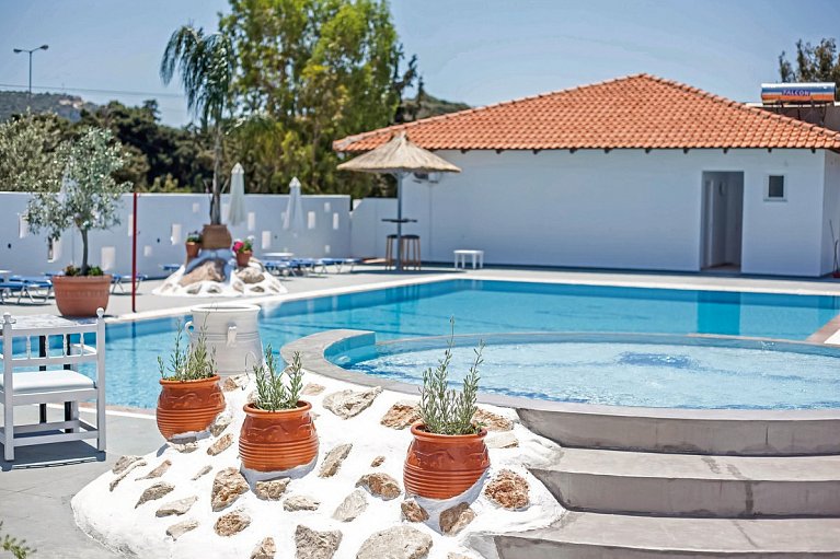 Tinas Plus Hotel