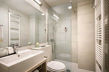 Marina - Beispiel Bad Doppelzimmer Atriumblick (Zimmercodierungen DG1, DSL, DSC, FB1, FSG & EB1)