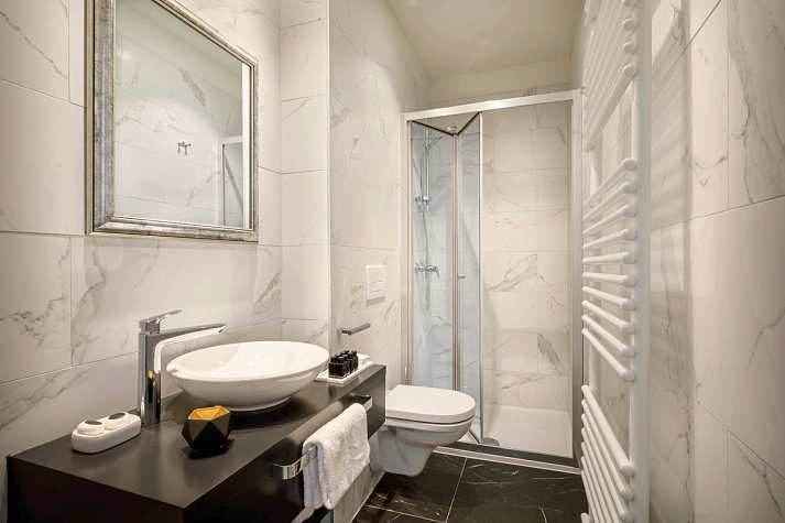 Hotel Imperial - Beispiel Bad Doppelzimmer Superior Strassenblick (Zimmercodierungen DS1, TS1, ES1 & DSN)