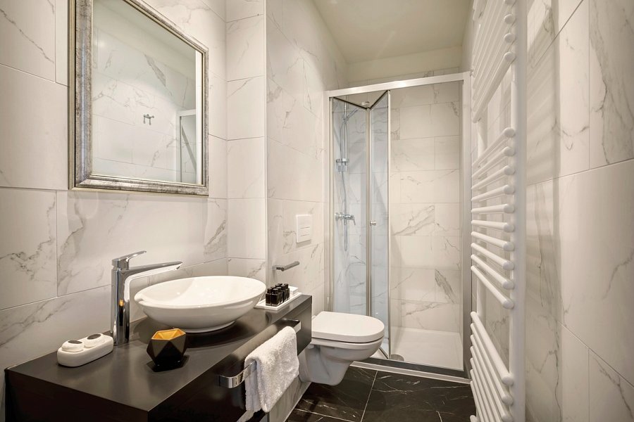 Hotel Imperial - Beispiel Bad Doppelzimmer Superior Strassenblick (Zimmercodierungen DS1, TS1, ES1 & DSN)