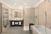 Hilton Rijeka Costabella Beach Resort & Spa - Beispiel Bad Suite Deluxe 1 Schlafzimmer (Zimmercodierung WD1)