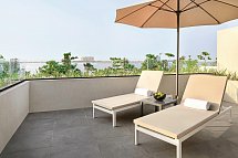 Mövenpick Resort Al Marjan Island - Wohnbeispiel Beachfront Junior Suite with private terrace (Zimmercodierung JB2)