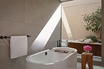 The Ritz-Carlton Ras Al Khaimah, Al Wadi Desert - Beispiel Bad (Zimmercodierungen VB5 & VB6)