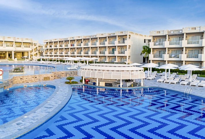 Sirena Beach Resort & Spa
