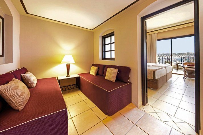 JAZ Lamaya Resort - Wohnbeispiel Doppelzimmer Deluxe Gartenblick mit Falttür (Zimmercodierung DDG)