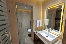 Lahami Bay Beach Resort & Gardens - Beispiel Bad Doppelzimmer seitl. Meerblick (Zimmercodierungen D1N, DC1 & DBN)