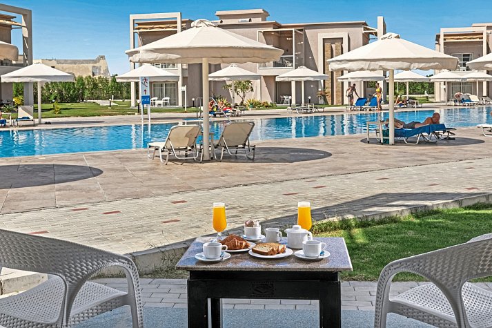 Pickalbatros Sea World Resort - Beispiel Terrasse Doppelzimmer Standard Poolblick (Zimmercodierungen DGP & DCP)