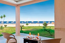 Pickalbatros Sea World Resort - Beispiel Terrasse Doppelzimmer Standard Meerblick (Zimmercodierungen DGM & DCM)