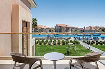 Pickalbatros Sea World Resort - Beispiel Balkon Familienzimmer Poolblick (Zimmercodierungen F2P & FF1)