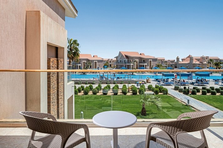 Pickalbatros Sea World Resort - Beispiel Balkon Familienzimmer Poolblick (Zimmercodierungen F2P & FF1)