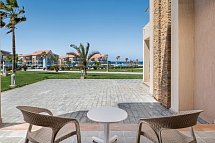 Pickalbatros Sea World Resort - Beispiel Terrasse Familienzimmer Meerblick (Zimmercodierung F1M)