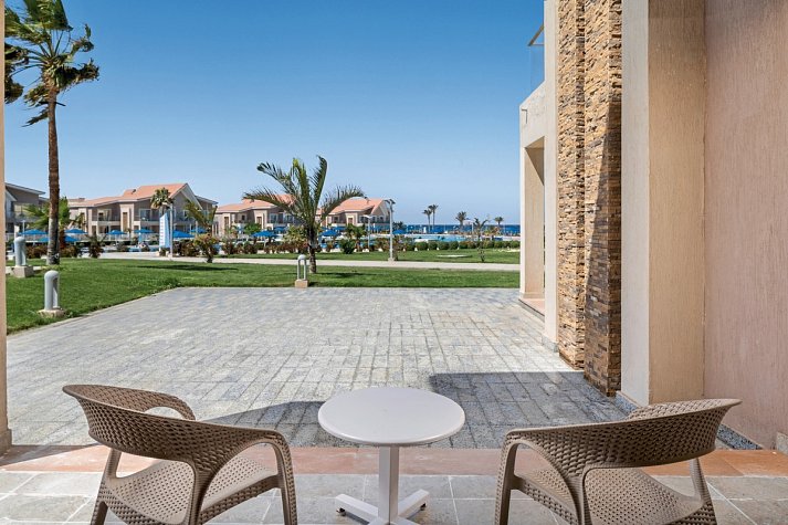 Pickalbatros Sea World Resort - Beispiel Terrasse Familienzimmer Meerblick (Zimmercodierung F1M)