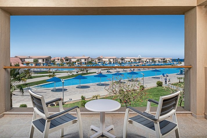 Pickalbatros Sea World Resort - Beispiel Balkon Juniorsuite Poolblick (Zimmercodierung JB1)