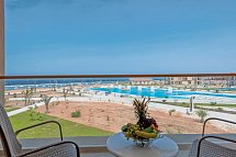 Pickalbatros Sea World Resort - Beispiel Terrasse Juniorsuite Meerblick (Zimmercodierung J1M)