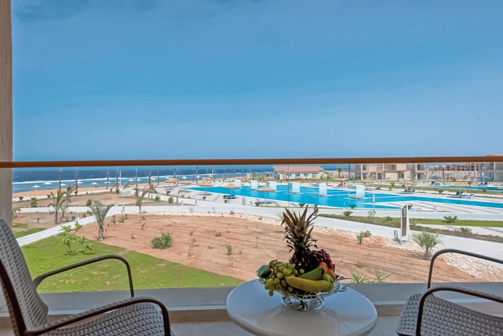 Pickalbatros Sea World Resort - Beispiel Terrasse Juniorsuite Meerblick (Zimmercodierung J1M)