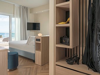 Hotel Ambasciatori - Wohnbeispiel Doppelzimmer Prestige Meerblick (Zimmercodierung DOM)
