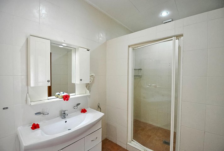 The Britannia Hotel - Beispiel Bad Superior (Zimmercodierungen US1 & UH1)