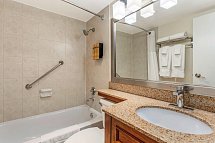 Best Western Plus Grosvenor Airport Hotel - Wohnbeispiel Badezimmer (Zimmercodierung UG1)