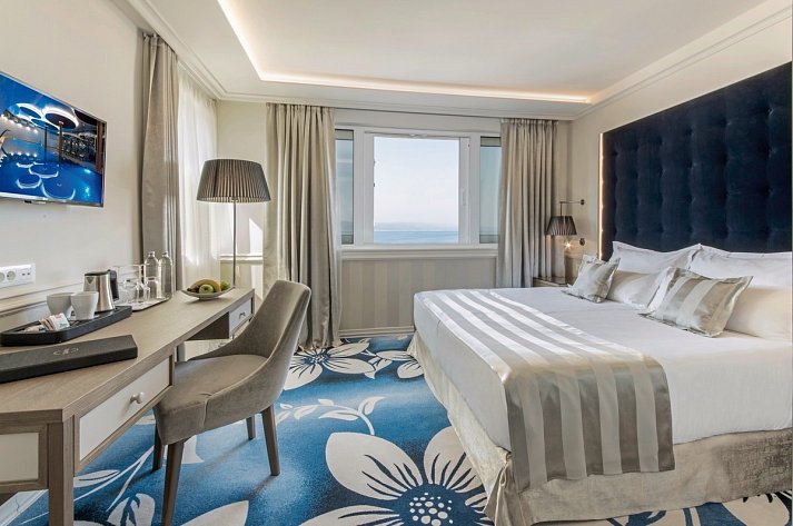 Grand Hotel Slavia - Wohnbeispiel Doppelzimmer Premium Meerblick (Zimmercodierungen DMM & DC3)