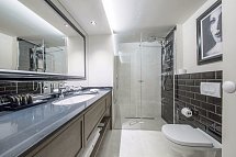 Grand Hotel Slavia - Beispiel Bad Doppelzimmer Premium Meerblick (Zimmercodierungen DMM & DC3)