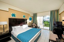 Reef Oasis Blue Bay Resort & Spa - Wohnbeispiel Familienzimmer Gartenblick (Zimmercodierungen DI1 & FBG)