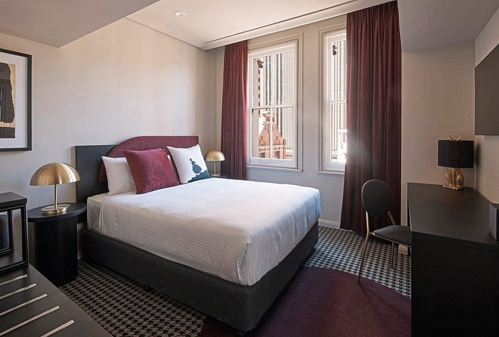 The Capitol Hotel Sydney - Wohnbeispiel Queen Room (Zimmercodierung UG1)