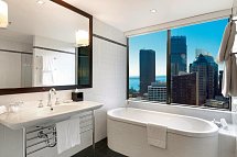 Amora Hotel Jamison Sydney - Beispiel Bad Deluxe Corner King Room (Zimmercodierung UD2)