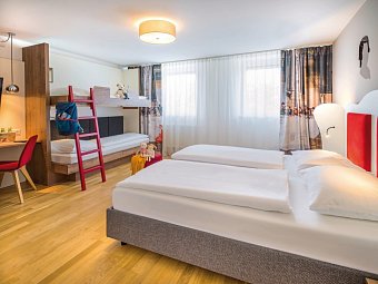JUFA Hotel Salzburg - Wohnbeispiel Familienzimmer (Zimmercodierung FB1)