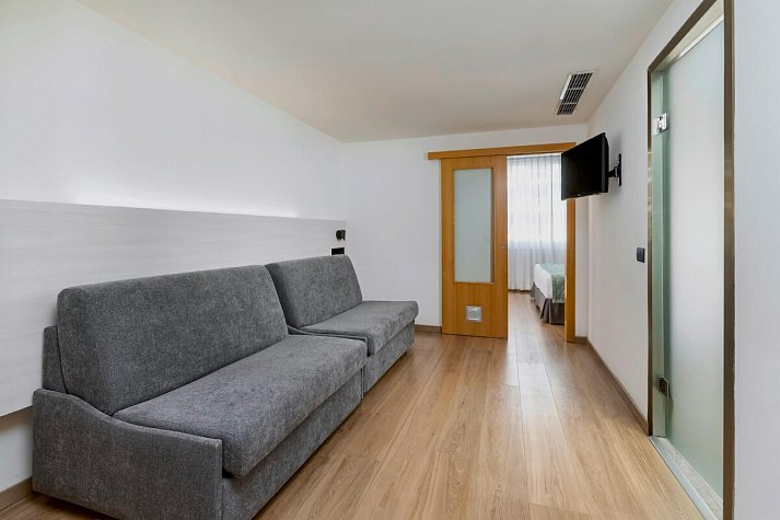 Alexandre Hotel Troya - Wohnbeispiel Familienzimmer Superior mit separatem Wohnzimmer (Zimmercodierung FS1)