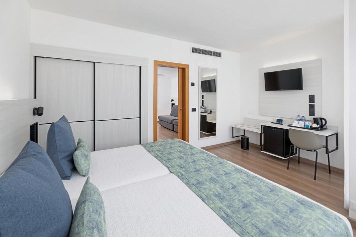 Alexandre Hotel Troya - Wohnbeispiel Familienzimmer Superior mit separatem Wohnzimmer (Zimmercodierung FS1)