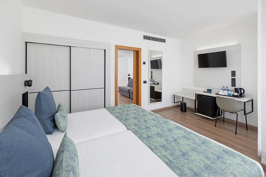 Alexandre Hotel Troya - Wohnbeispiel Familienzimmer Superior mit separatem Wohnzimmer (Zimmercodierung FS1)