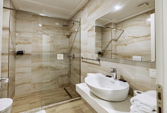 Royal G Hotel & Spa - Beispiel Bad Doppelzimmer (Zimmercodierungen DB1 & DBN)